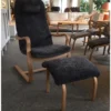 Carat fåtölj inkl. pall – fårskinn charcoal/ ek