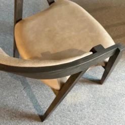 Elly karmstol – ek charcoal/ läder antigo taupe