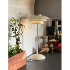 Epsilon recharge bordslampa beige