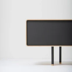 Fina TV-bänk 160cm – vitoljad ek/ svart linoleum