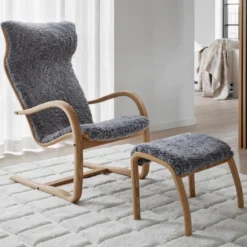Gazell fåtölj svikt & pall – fårskinn graphite/ ek