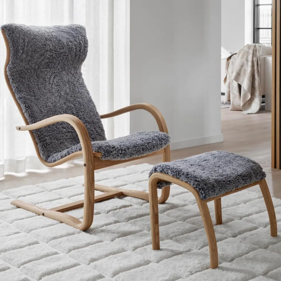 Gazell fåtölj svikt & pall – fårskinn graphite/ ek