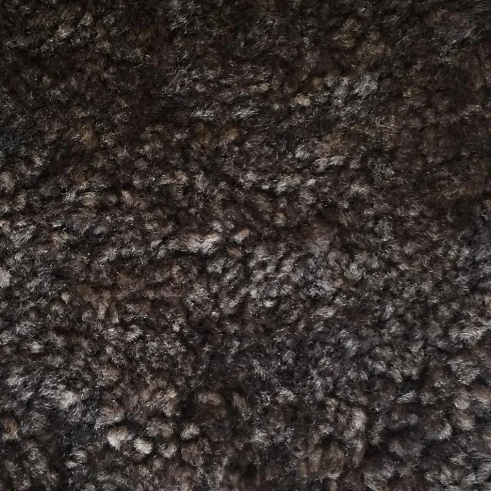 Gazell fåtölj svikt & pall – fårskinn graphite/ ek