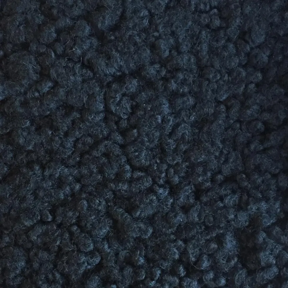 Gazell fåtölj svikt & pall – fårskinn graphite/ ek