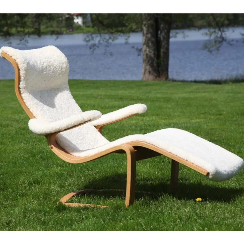 Kavaljeren liggfåtölj – fårskinn scandinavian grey/ ek