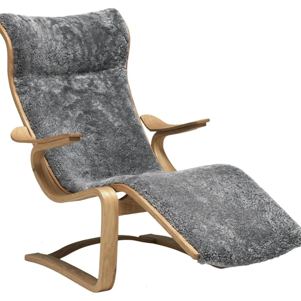 Kavaljeren liggfåtölj – fårskinn scandinavian grey/ ek