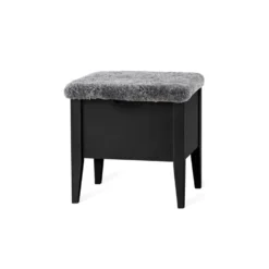 Klinte bänk 45 svartlack/ äkta fårskinn