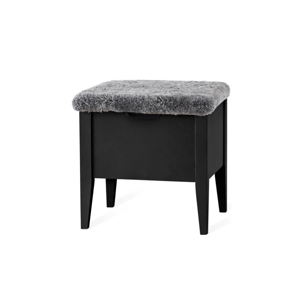 Klinte bänk 45 svartlack/ äkta fårskinn
