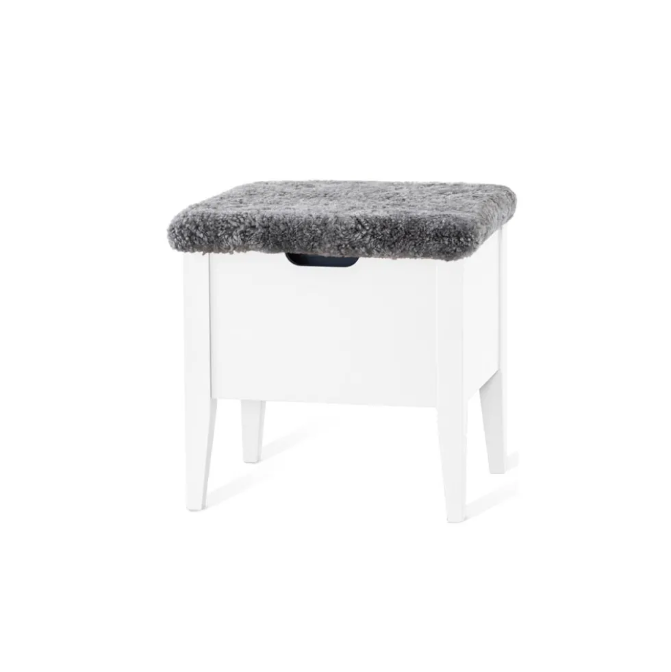 Klinte bänk 45 vitlack/ äkta fårskinn