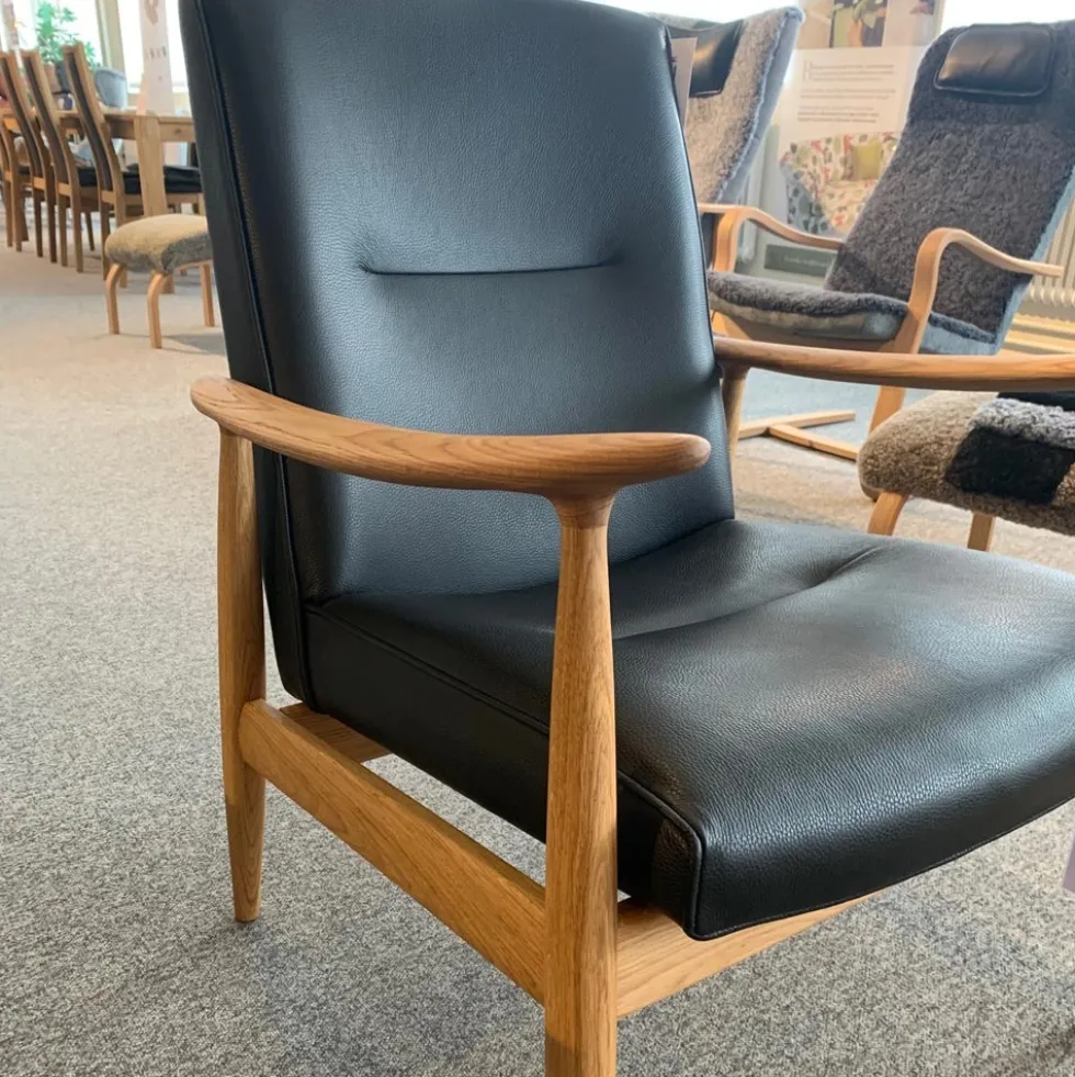 Legend fåtölj – läder grand svart/ oljad ek