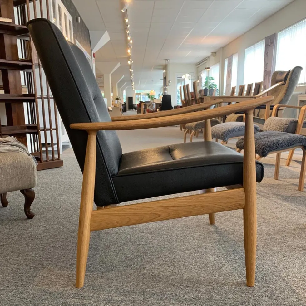 Legend fåtölj – läder grand svart/ oljad ek