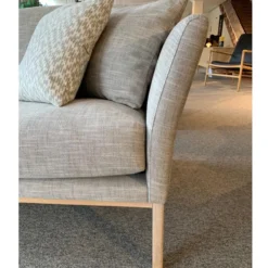 Lola soffa – tyg Line ljusgrå