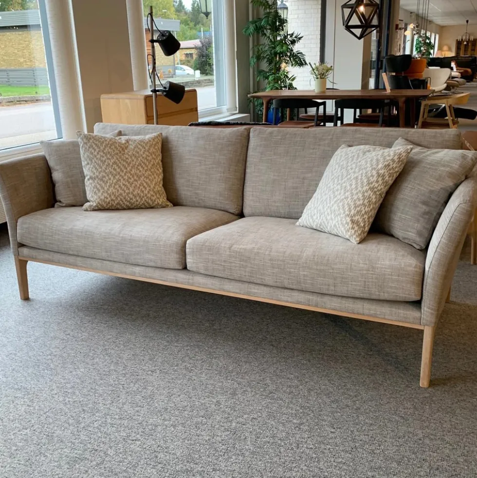 Lola soffa – tyg Line ljusgrå