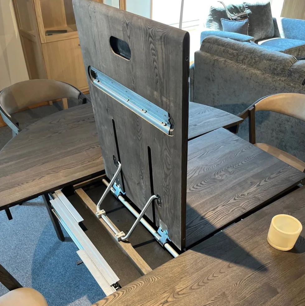 Orlando runt matbord Elly karmstol