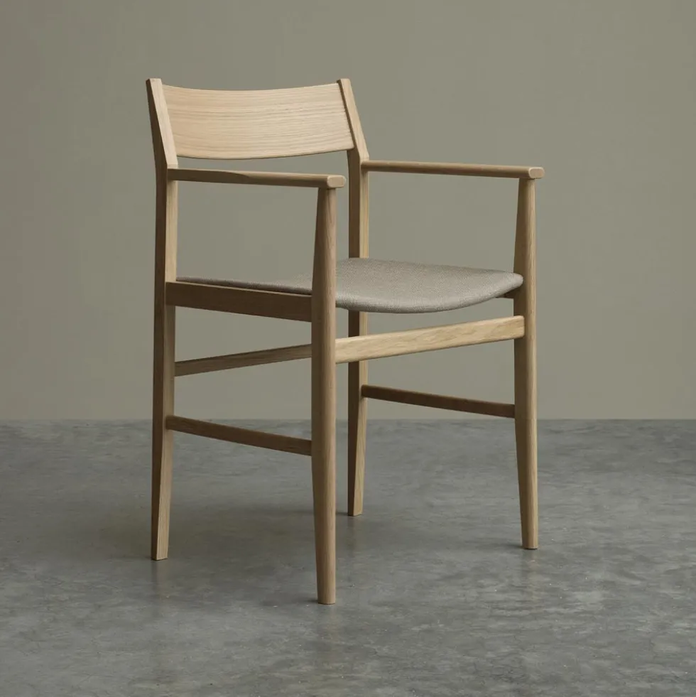 Siza karmstol – vitpigmenterad mattlackad ek